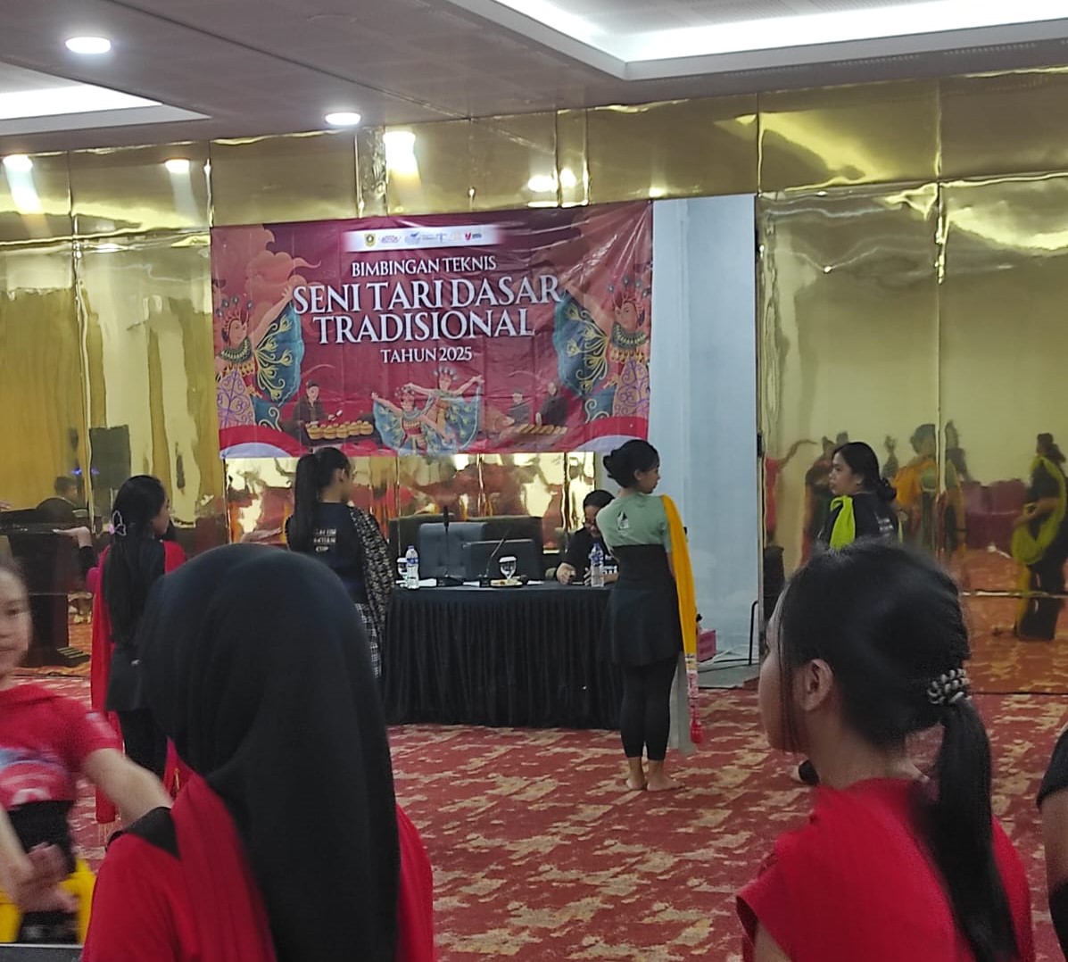 bersama para generasi penerus melestrikan Tari Merak