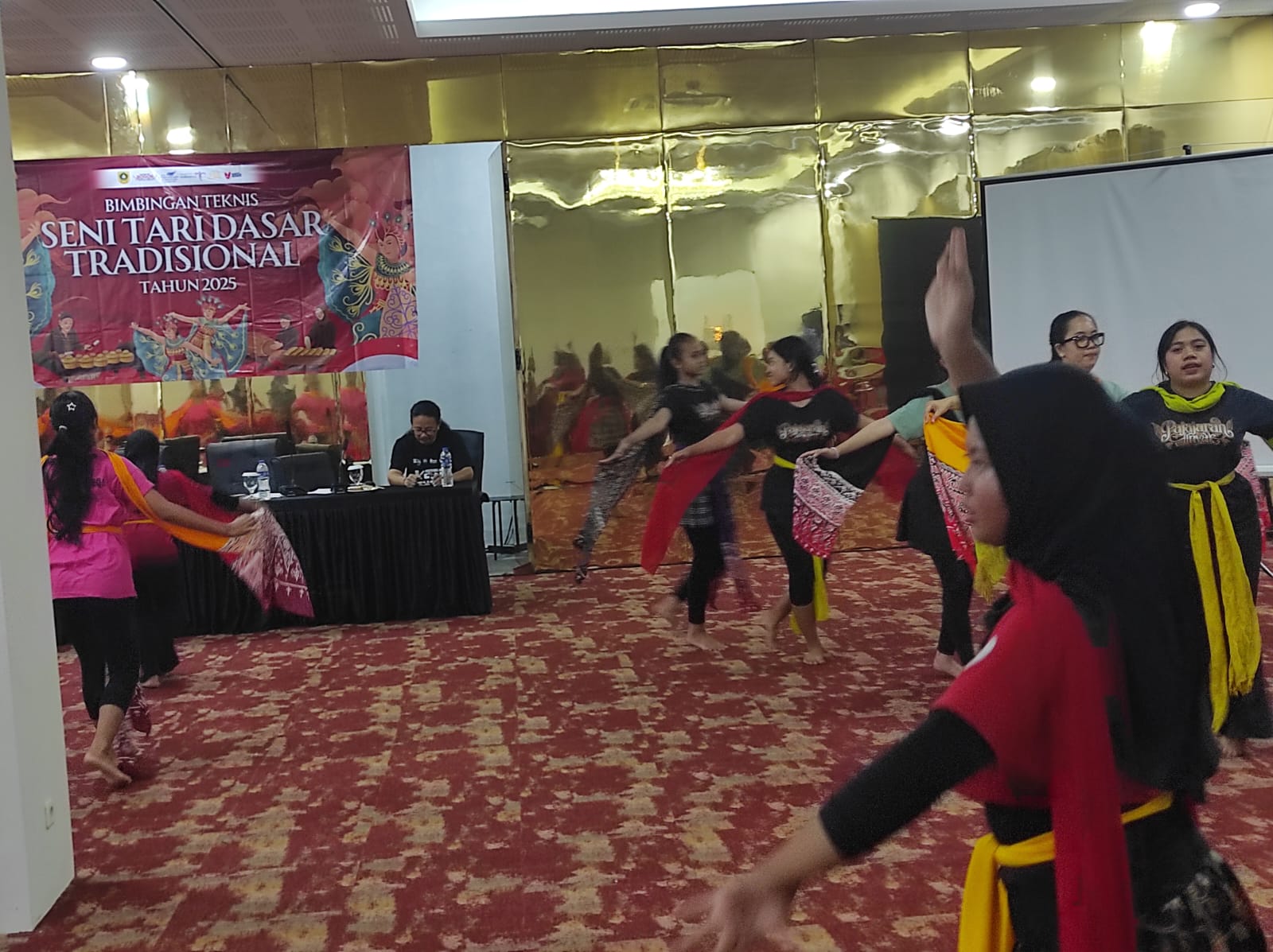 Pelatihan Dasar Tari Merak