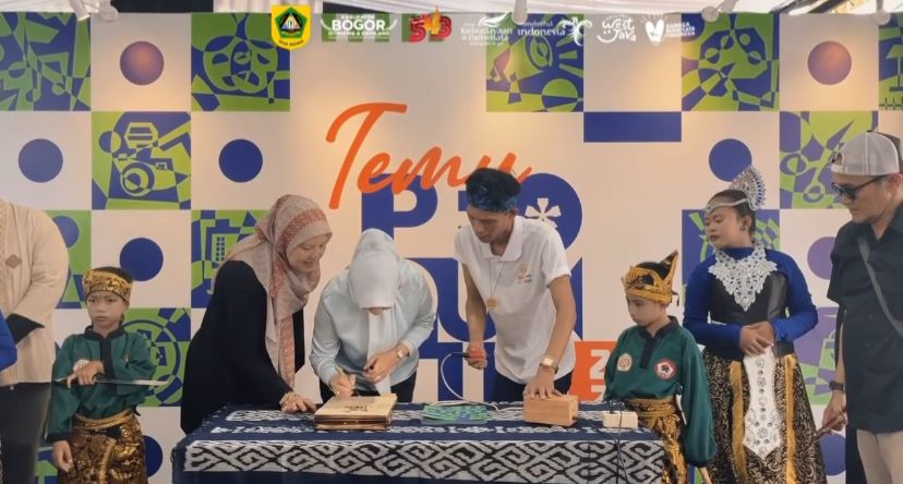 Disbudpar Bogor Selenggarakan Bimtek Pelatih Seni Musik Islami untuk Perkuat Kualitas SDM Disbudpar Bogor Luncurkan Buku Produktif Edisi Ketiga di Rangkaian Temu Produktif Kabogor Fest 2025
